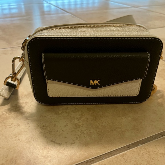 Michael Kors Double Zipper Crossbody Small Bag. - Picture 6 of 6